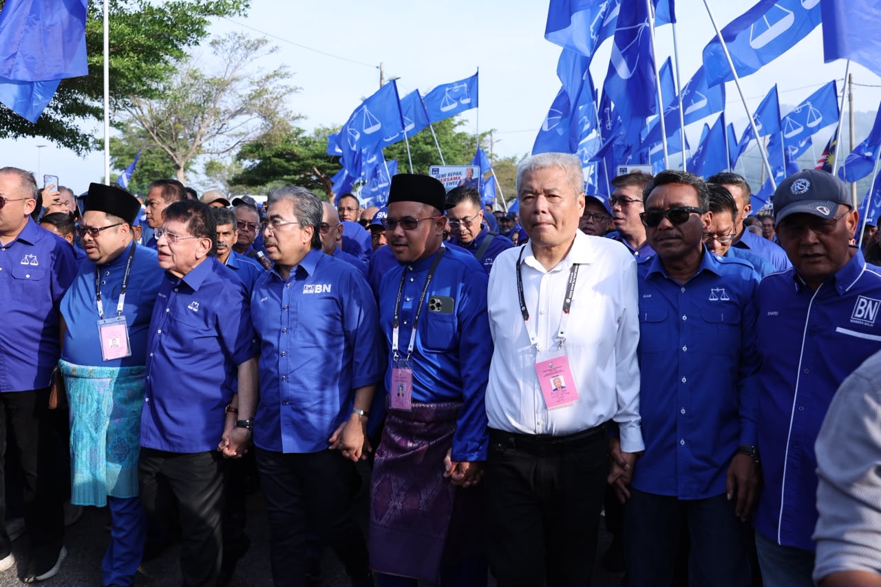 Johari Abdul Ghani iringi calon DUN Gemenceh ke pusat penamaan calon Johari Abdul Ghani iringi calon DUN Gemenceh ke pusat penamaan calon