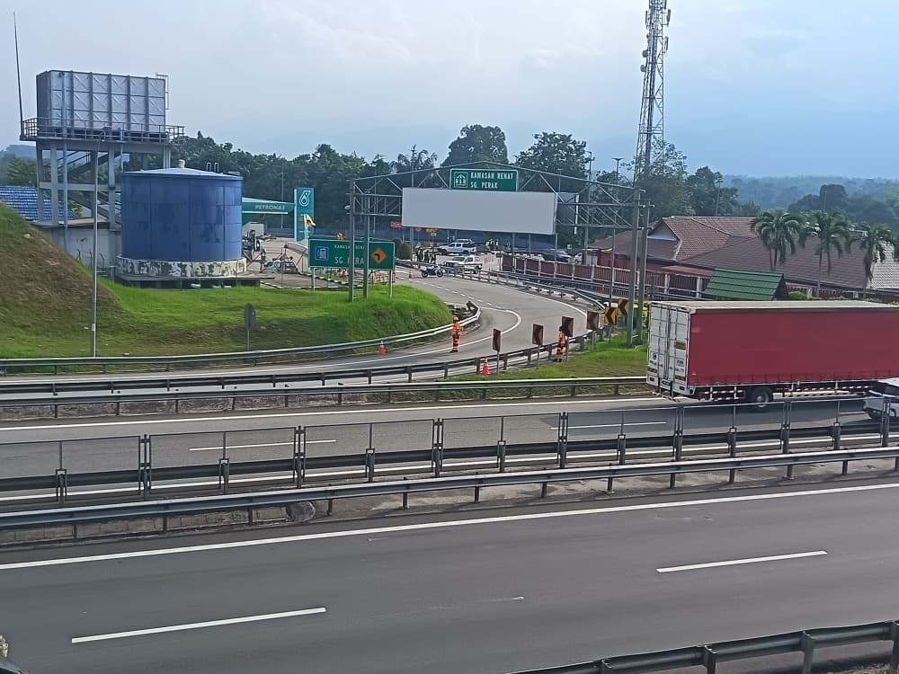 Monyet ganggu peniaga, pengunjung R&R Sungai Perak Monyet ganggu peniaga, pengunjung R&R Sungai Perak