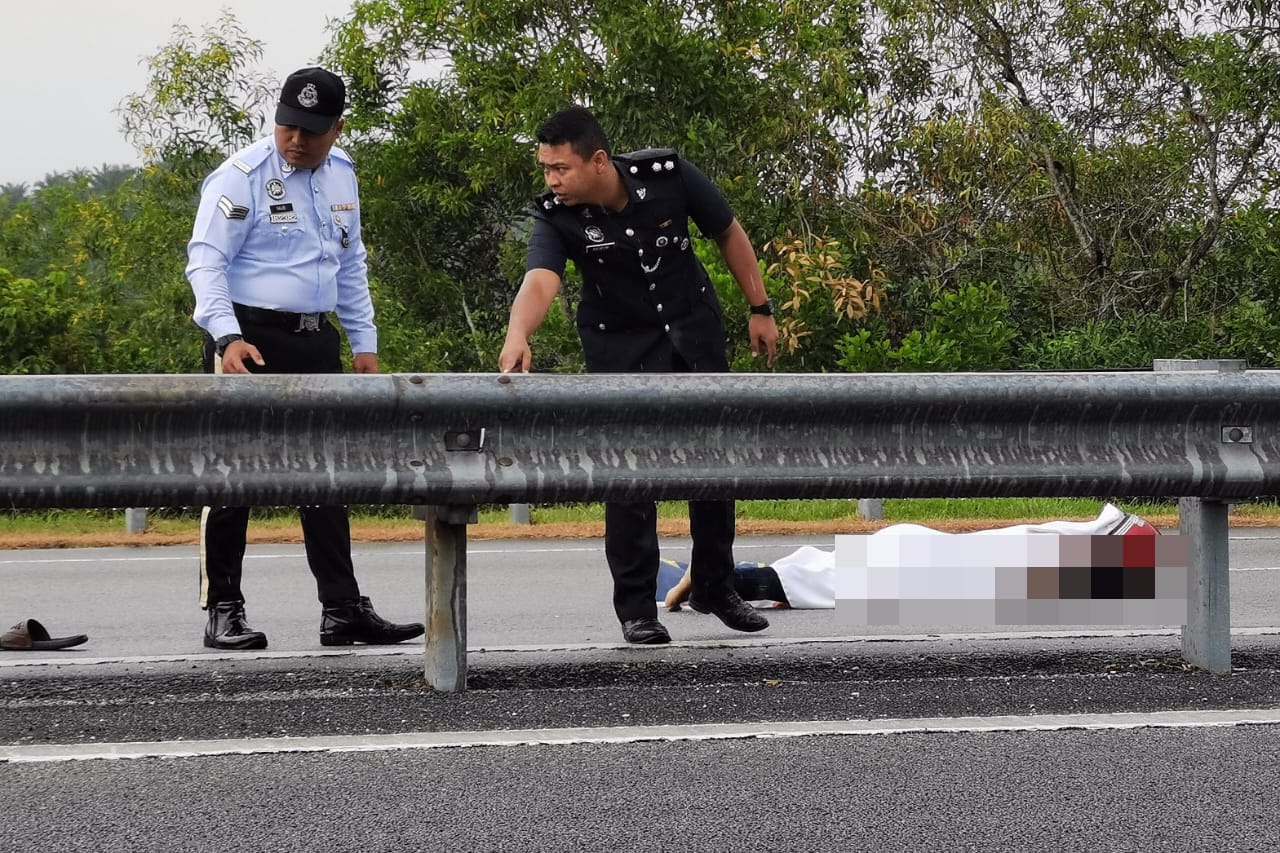 Remaja maut, motosikal terbabas langgar besi penghadang Remaja maut, motosikal terbabas langgar besi penghadang