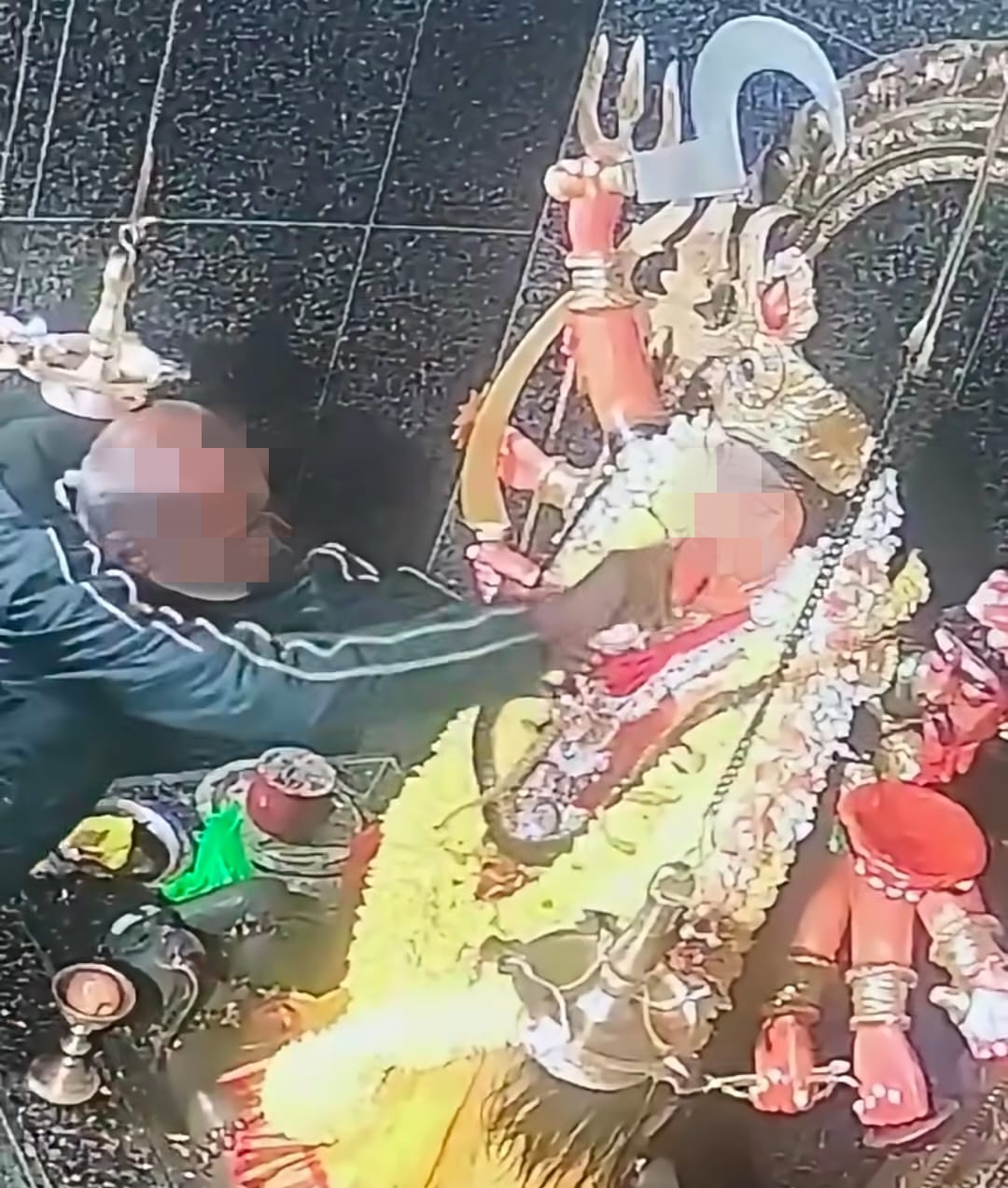 Polis buru lelaki curi duit, rantai leher di kuil Polis buru lelaki curi duit, rantai leher di kuil