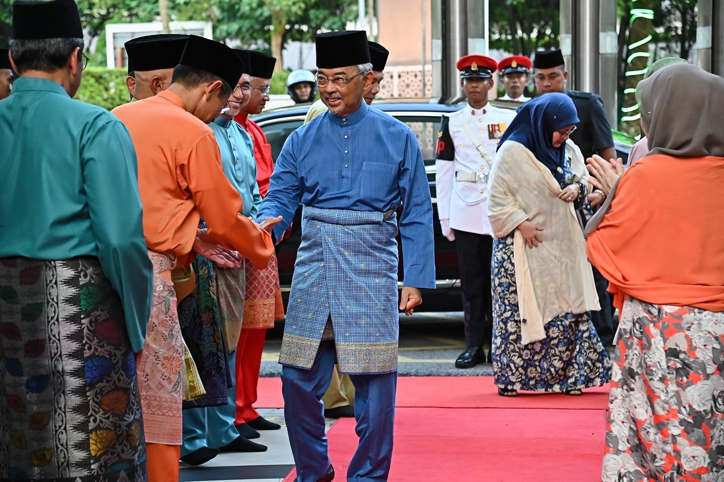 Agong, Raja Permaisuri rai warga ATM di majlis berbuka puasa
