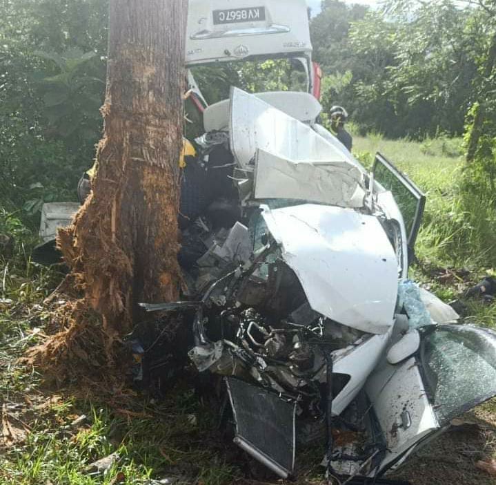Dua tewas, empat kendaraan luka berat tergelincir, menabrak pohon