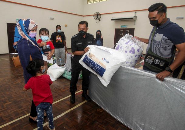 Polisi ‘sibuk’ membantu korban banjir, istri dan anak sendiri dibantu orang lain
