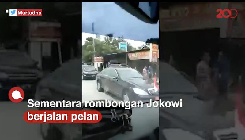 Rombongan Jokowi memperlambat laju kendaraan, memberi jalan ke ambulans