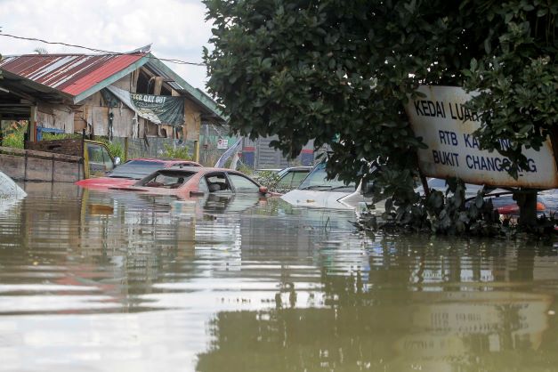 Banjir: 37 meninggal, 10 korban masih hilang