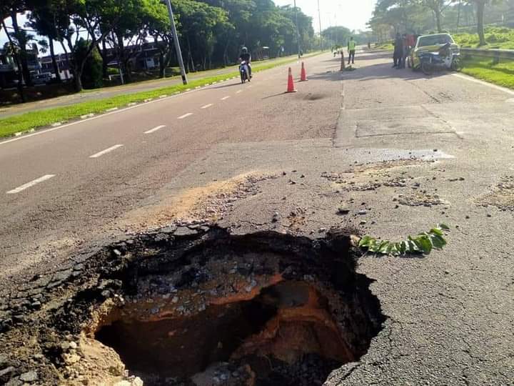 Cemas kereta terbenam dalam lubang di tengah jalan – Utusan Digital