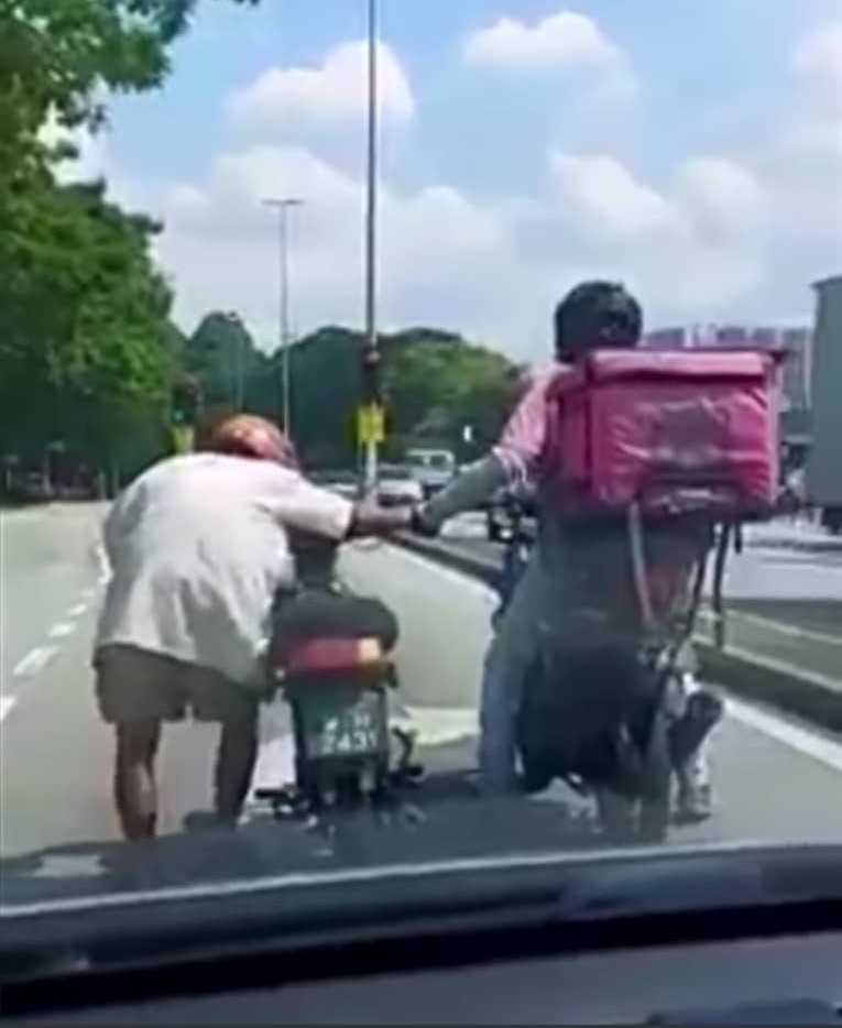 [VIDEO] Sikap rider Foodpanda tolong warga emas tolak motosikal raih pujian netizen – Utusan Digital