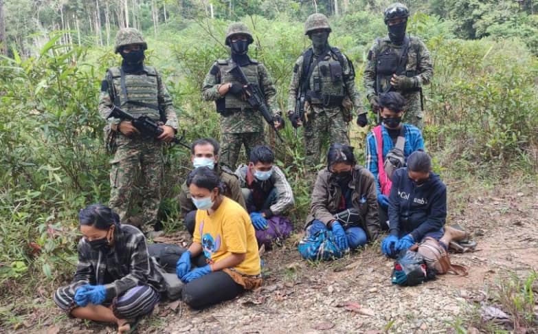 Un distributeur automatique de billets a arrêté 7 immigrants illégaux du Myanmar sur la route de l’exploitation forestière
