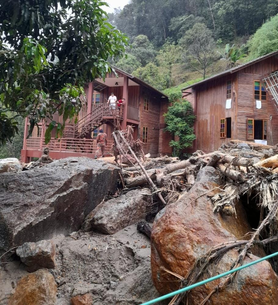 32 ont survécu, 3 sont toujours portés disparus des inondations de boue à Bentong