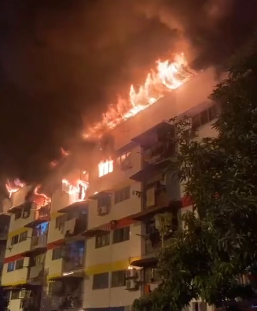 Plusieurs Sri Johor Flats étaient en feu