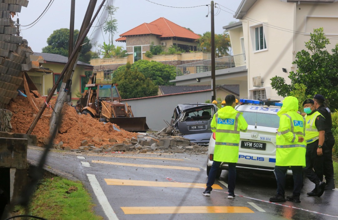 [VIDEO]: Le mur de la maison s’est effondré sur un Perodua Myvi
