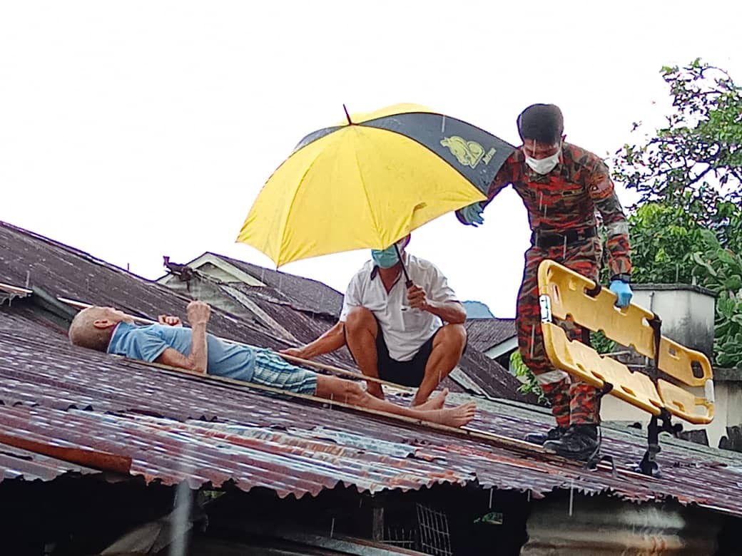 Warga emas pengsan atas bumbung kerana penat