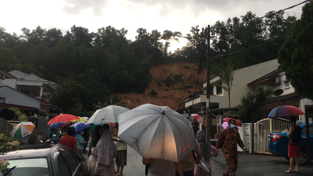 Tanah runtuh: Penduduk Taman Bukit Permai dinasihat berpindah