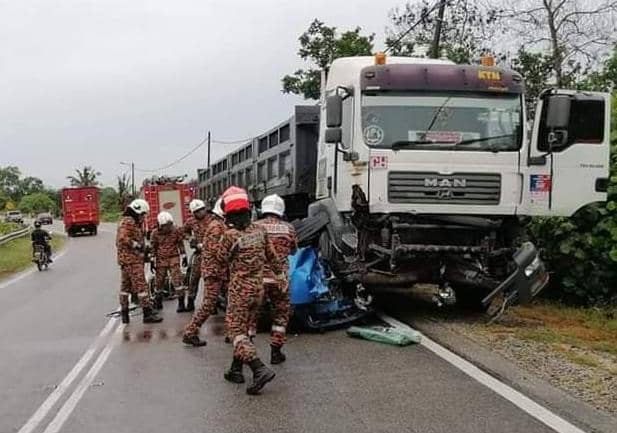 Dua wanita maut Myvi bertembung treler