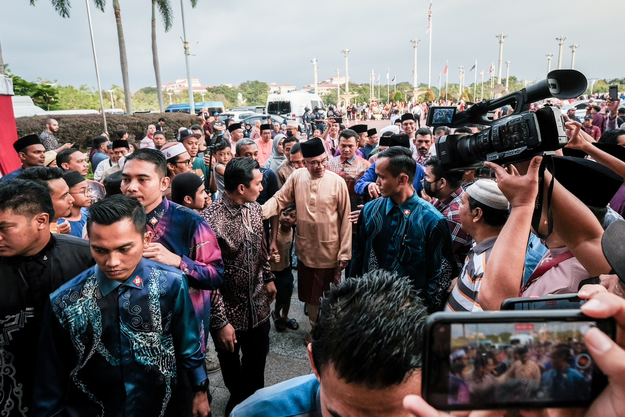 Anwar tiba di Masjid Putra Program Munajat Ambang Tahun Baharu 2023
