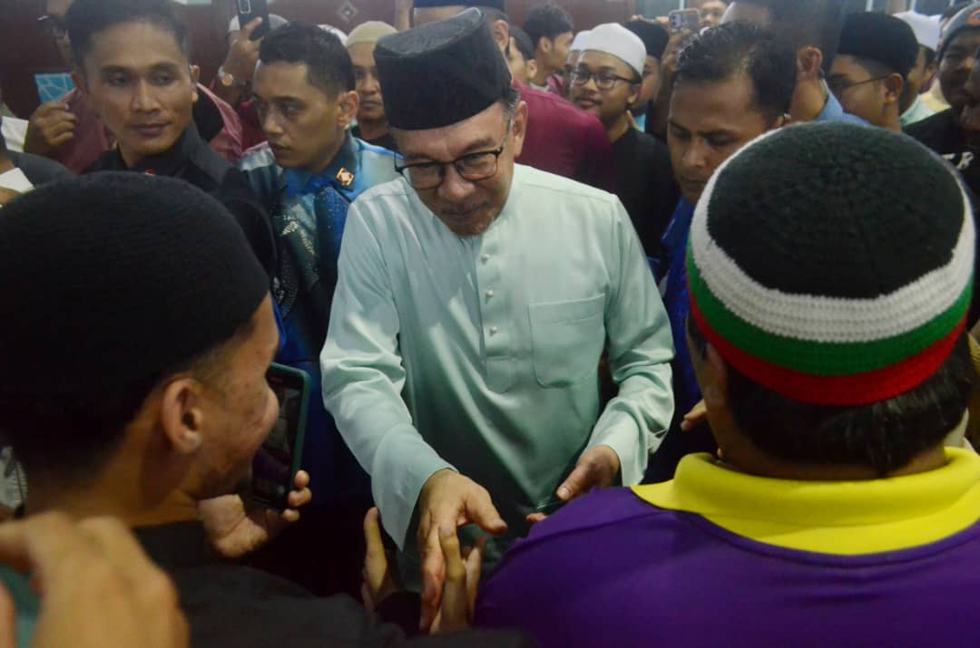 PM sempat moreh, santuni penduduk selepas tarawih