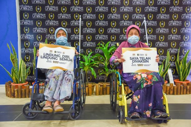 Tidak pernah berenggang, dua beradik warga emas divaksin bersama – Utusan Digital