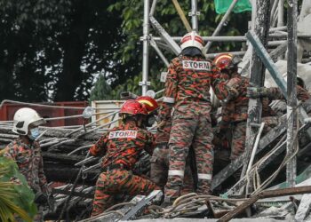 PASUKAN bomba melakukan kerja-kerja menyelamat mangsa yang terperangkap dalam runtuhan struktur binaan  Aliran Transit Ringan (LRT) 3  di Bukit Tinggi, Klang, Selangor, semalam.