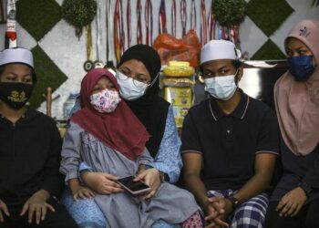 INTAN Iewanina Mohd. Suhaimi (tiga dari kanan) bergambar dengan adik-beradiknya selepas kematian ibu bapa  mereka disebabkan Covid-19 ketika ditemui di Pangsapuri Sri Perantau Pelabuhan Klang semalam.
– UTUSAN/ZULFADHLI ZAKI