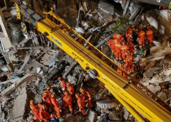 PASUKAN mencari dan menyelamat di tapak runtuhan hotel di bandar Suzhou, China. -AFP