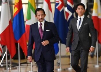 SULTAN Hassanal Bolkiah ditemani Putera Mateen berkenan hadir Mesyuarat Asia Eropah di Brussels pada 2018. - AFP