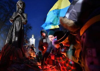PADA November 2008, sebuah tugu peringatan mangsa-mangsa Holodomor dibina di Kyiv. – AFP