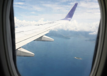 GAMBAR fail bertarikh 27 November 2018 menunjukkan sayap pesawat Batik Air ketika penerbangan di Indonesia. - AFP