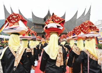 ANTARA adat Melayu yang masih teguh terpelihara di tanah air kita ialah adat Perpatih yang berasal dari alam Minangkabau. - AFP