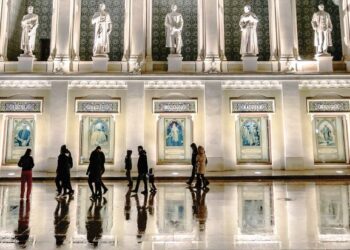 Orang ramai mengunjungi Muzium Kesusasteraan Nizami di bandar Baku, Azerbaijan. – AFP