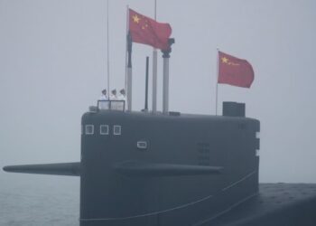 KAPAL selam jenis baharu milik Tentera Pembebasan Rakyat China (PLA) di wilayah Shandong baru-baru ini. - AFP