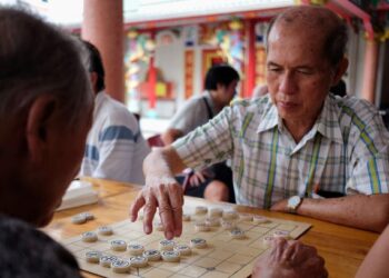 PERMAINAN catur Cina memainkan peranan penting dalam latihan fikiran strategik dan pengetahuan bahasa Cina. – AFP