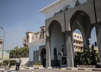 PINTU masuk ke Universiti Al-Azhar di Mesir. - AFP