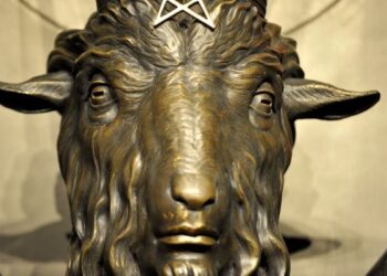 PATUNG Baphomet di ruang penukaran di 'Kuil Syaitan' di Salem, Massachusett. - AFP