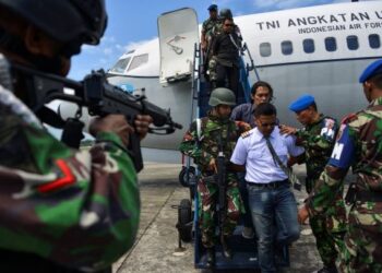 TENTERA Udara Indonesia melakukan latihan operasi menyelamat melibatkan rampasan pesawat di Pangkalan Udara Sultan Iskandar Muda di Blang Bintang, Aceh. – AFP