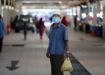 SEORANG warga emas memakai pelitup muka ketika membeli-belah di Pasar Gadong, Bandar Seri Begawan. - AFP