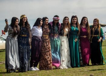 Sekumpuan wanita Syria berhias dengan mengenakan pakaian yang cantik sempena sambutan Nowruz pada tahun lalu. – AFP