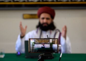 KINI kita bukan sahaja boleh mengikuti ceramah agama secara langsung, malah boleh menjadi pencipta kandungan dakwah itu sekali gus sebagai dai. – AFP