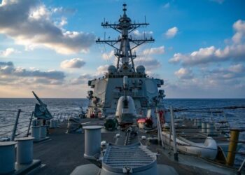 KAPAL perang USS Barry milik Amerika Syarikat ketika terlibat dalam operasi di Laut China Selatan baru-baru ini. - AFP