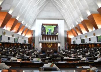 YANG di-Pertuan Agong, Al-Sultan Abdullah Ri’ayatuddin Al-Mustafa Billah Shah bertitah di depan ahli-ahli Parlimen sempena pembukaan penggal ketiga Parlimen ke-14 pada 18 Mei lalu. – AFP/JABATAN PENERANGAN