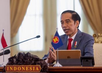 JOKO Widodo tidak  menolak untuk menjadi orang pertama di Indonesia yang menerima suntikan vaksin Covid-19. - AFP