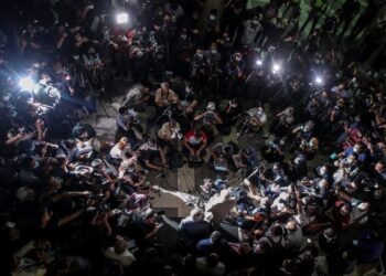DUNIA kini menyaksikan persaingan atau pertarungan antara media lama (media cetak) dengan media baharu (media digital). – AFP