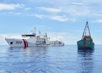 KAPAL pengawal perairan Indonesia berkawal di Kepulauan Natuna yang sering dicerobohi kapal asing. – AFP