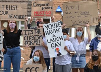 Para pelajar menyertai perarakan tunjuk perasaan di Codsall berhampiran Wolverhampton, England, kelmarin bagi membantah keputusan kerajaan Britain mengubah sistem penilaian peperiksaan A- level dan Sijil Am Pelajaran Menengah (GCSE). –  ELLIS/AFP
