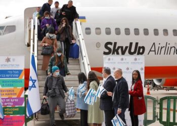 SEHINGGA kini terdapat lebih 10,000 warga Yahudi Ukraine tiba di Israel dan 2,800 daripada mereka ini telah pun layak menjadi warganegara. – AFP