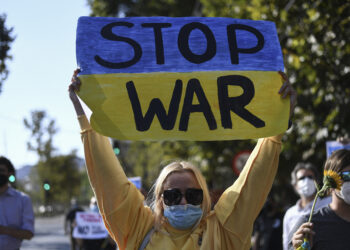 SEORANG wanita memegang sepanduk ‘Hentikan perang’ dalam protes serangan Rusia terhadap Ukraine di Santiago, Chile. - AFP