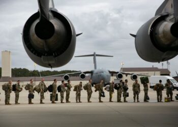 MALAYSIA perlu bijak mengamalkan dasar luarnya dan tidak perlu berpihak kepada mana-mana kuasa besar. – AFP