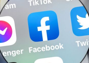 MEDIA sosial menjadi saluran berita yang mudah diakses secara meluas menembusi sempadan geografi. - AFP