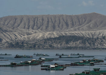 GUNUNG berapi Taal terletak di kawasan tasik, wilayah Batangas.-AFP