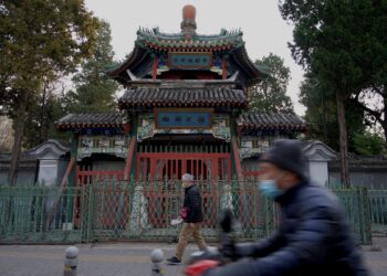 MASJID Niujie adalah masjid tertua di Beijing dibina pada 996 Masihi yang boleh menampung kira-kira 1,000 jemaah. – AFP