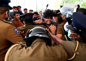 SITUASI politik di Sri Lanka wajar dijadikan pengajaran buat pemimpin politik agar Malaysia tidak
terpalit dengan masalah sama. – AFP